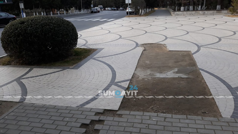 “Göyərçin” parkında piyada səkisi dağılmış vəziyyətdədir