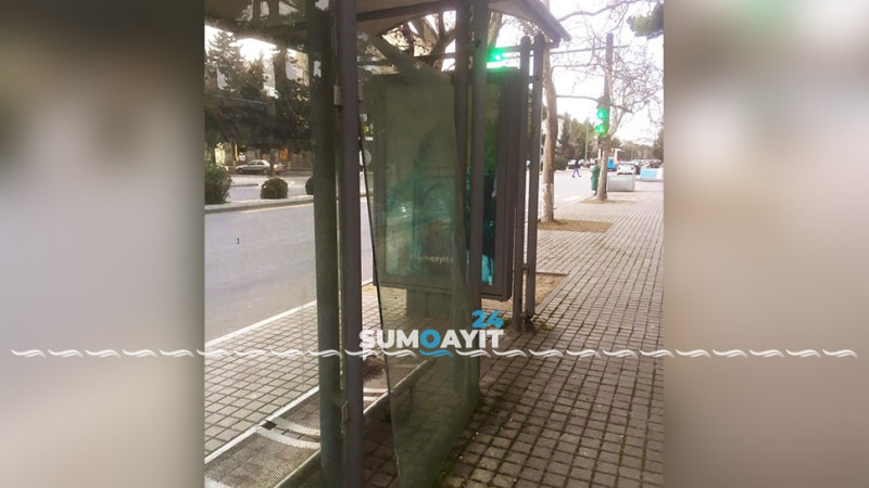 Şəhərin mərkəzində olan dayanacaq pis vəziyyətdədir