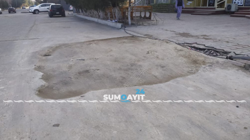 “Gənclik” marketin önündə aparılan yeraltı boru təmirindən sonra yol dağınıq vəziyyətdə qalıb