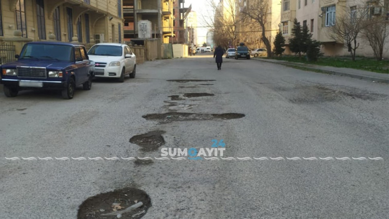 Gold Qayalı marketin arxasında olan yolun təmirə ehtiyacı var