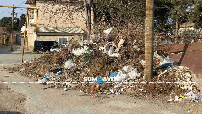 Sumqayıt: H.Z.Tağıyev qəsəbəsində tullantılar yol kənarına atılır