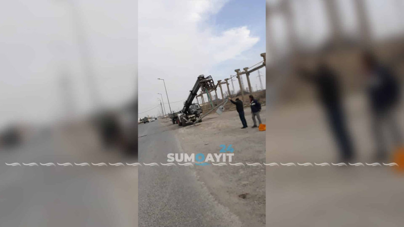 Azərbaycan prospektində işıq dirəyi aşıb