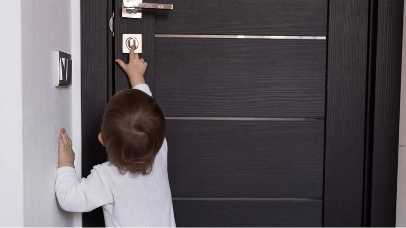 2 azyaşlı mənzildə köməksiz vəziyyətdə qalıb