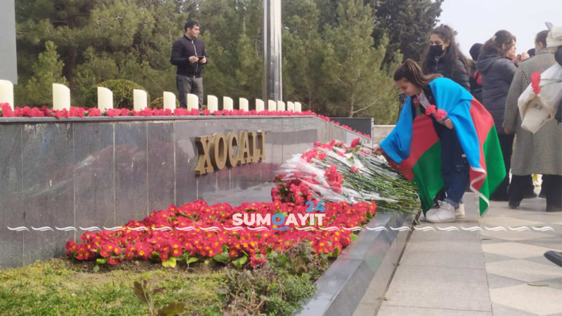 Şəhidlər xiyabanında yüzlərlə vətəndaş Xocalı faciəsinin qurbanlarını anıb