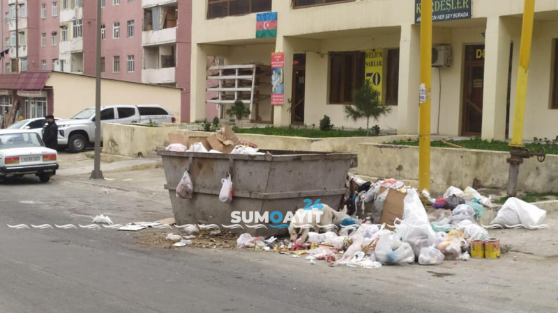Sumqayıt: Mezahir Abdullayev küçəsində tullantılar yerə atılır