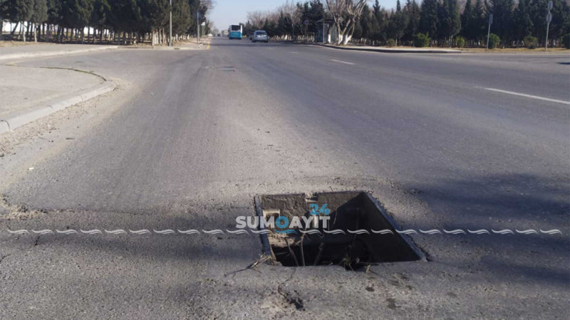 Səməd Vurğun küçəsi: yolun ortasında qapaqsız kanalizasiya quyusu var