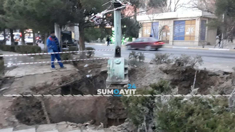 Bakı küçəsində su kəməri yenilənir