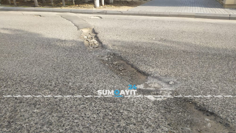 9-cu mikrorayonda sürücüləri maddi ziyana salan yol var