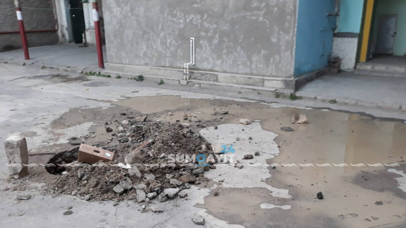 Evləri istiliklə təmin edən yeraltı boru 3 aya yaxındır ki təmir olunmur