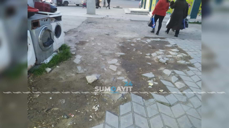 Babək küçəsində piyada yolu baxımsız vəziyyətdədir