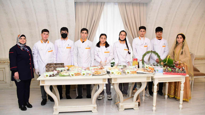 Müxtəlif peşələr üzrə oxuyan şagirdlərin əl işləri sərgidə nümayiş edilib