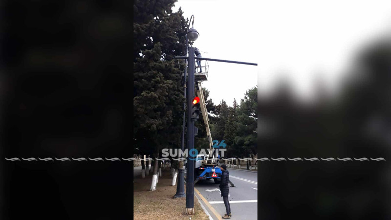 Sumqayıtda işıq dirəyi təmir edilib