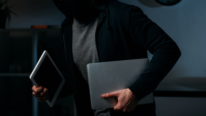 Mağazalardan mobil telefon və notbuklar oğurlayan şəxs saxlanılıb