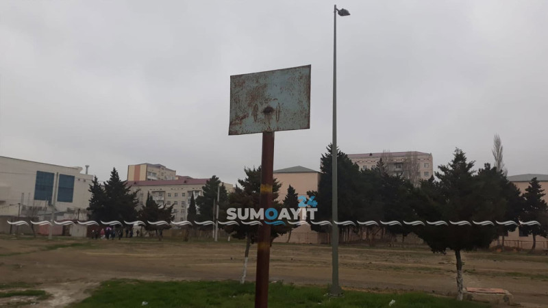 Şəhərimizin daha bir yararsız idman meydançası
