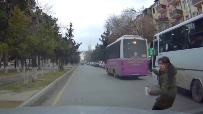 Sumqayıtda azyaşlı qəflətən avtomobilin önünə çıxdı