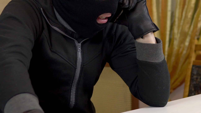 Hədə-qorxu ilə pul tələb edib, soyğunçuluq edən şəxslər saxlanılıb