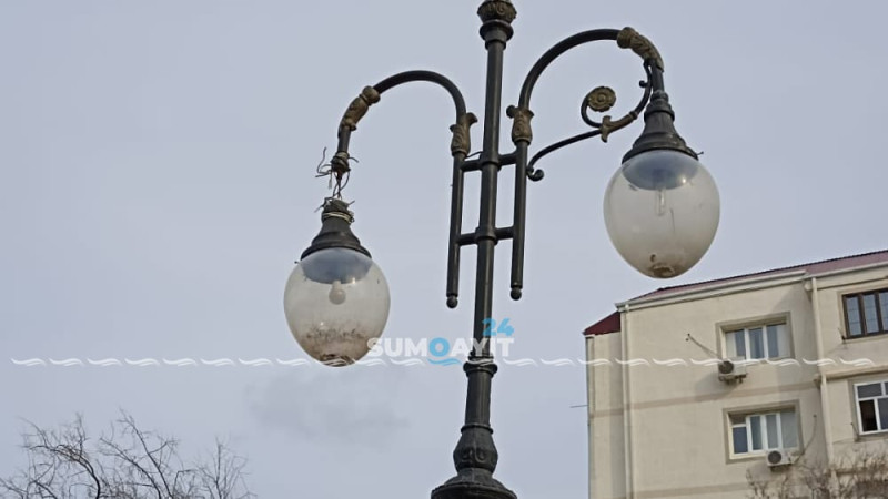 6-cı mikrorayonda işıq dirəyinin plafonu hər an düşə bilər