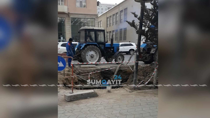 Babək küçəsində kanalizasiya xəttində təmir işləri aparılır