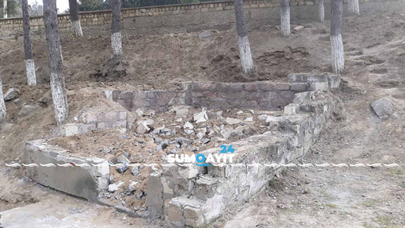 Parkda gəzənləri narahat edən tikili sökülüb