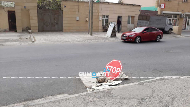 Çerkassı küçəsində “STOP” nışanı yolun hərəkət hissəsinə qoyulub