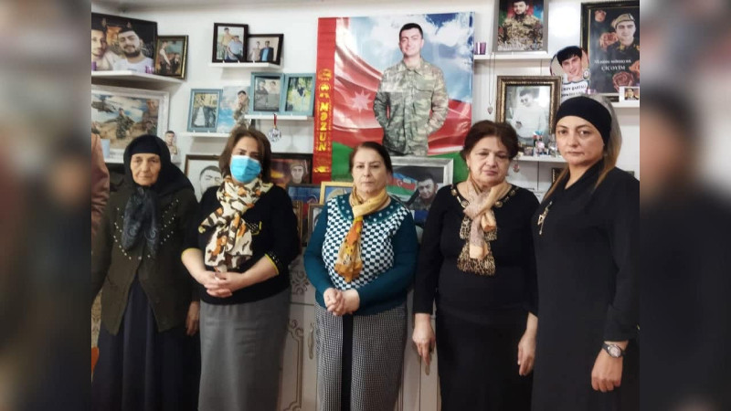 Gənclər Kitabxanasının kollektivi şəhidimizin ailəsini ziyarət edib