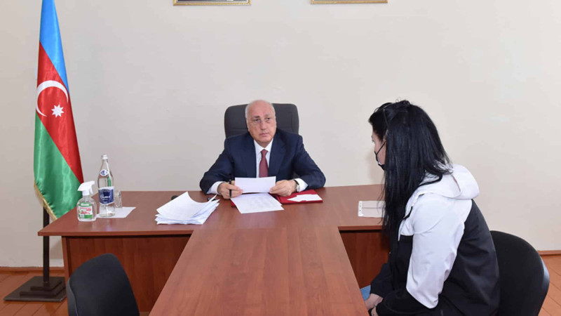 İcra başçısı Zakir Fərəcov sakinlərin problemləri ilə maraqlanıb