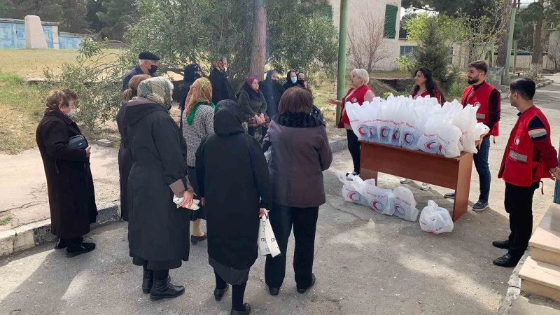 Sumqayıtda tənha, ehtiyacı olan ahıllara və ailələrə yardım olunub