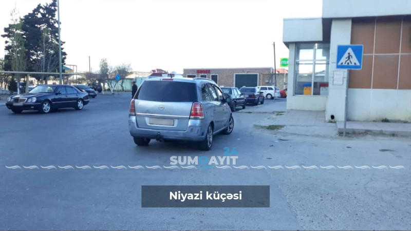 Daha iki yolda “piyada keçidi” yol nişanı var, lakin zolaq yoxdur