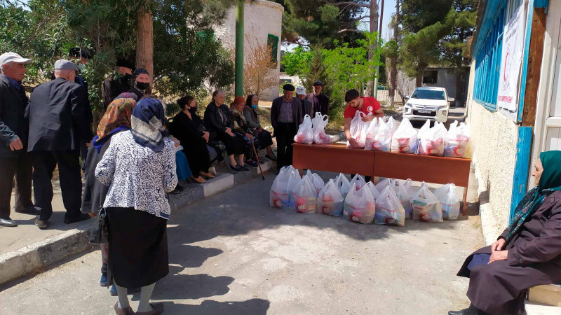 Ramazan bayramı ərəfəsində ahıllara sovqat paylanılıb