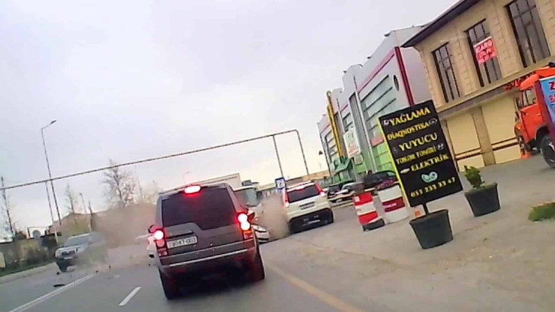 Novxanı qəsəbəsində zəncirvari qəza baş verib