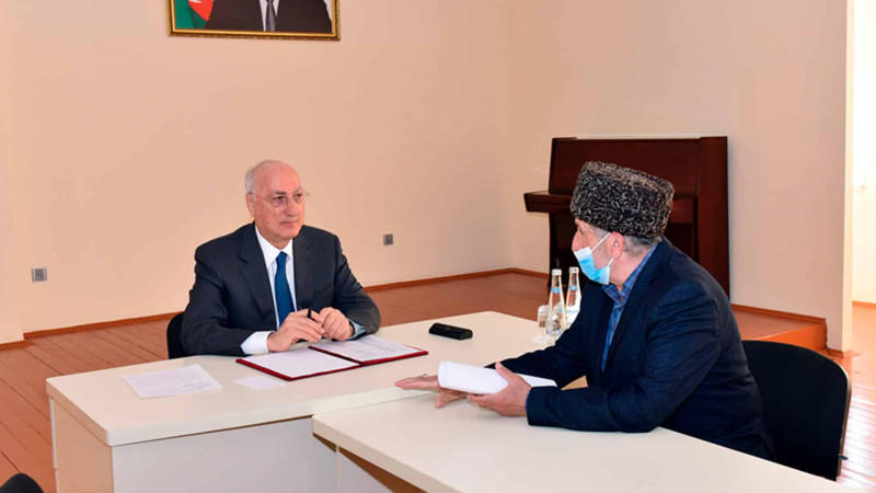 İcra başçısı Zakir Fərəcov qəsəbə sakinlərini qəbul edib