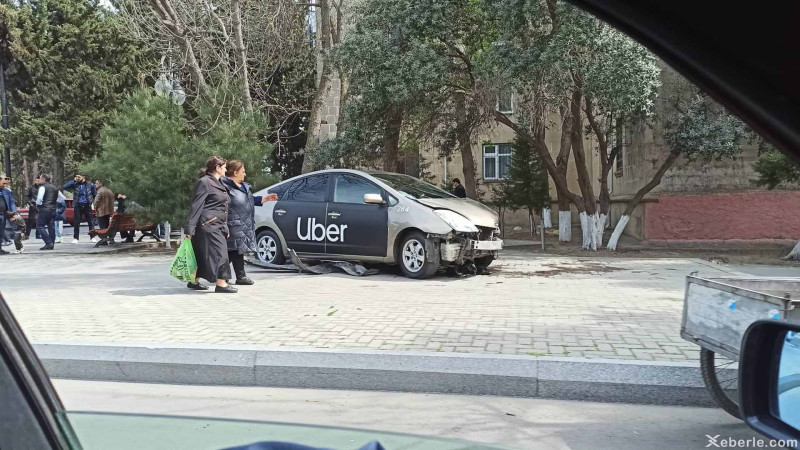 Prius bordürləri dağıdaraq səkiyə çıxıb