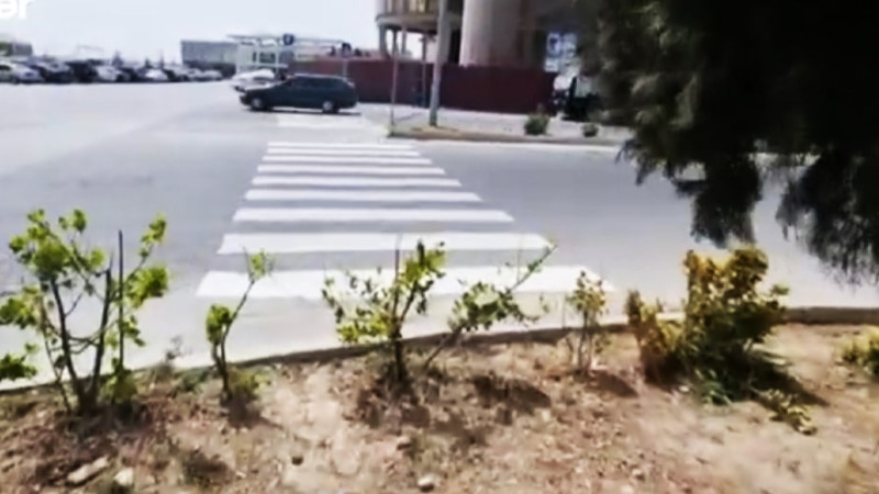 Sakinlər piyada keçidindən istifadə edə bilmirlər