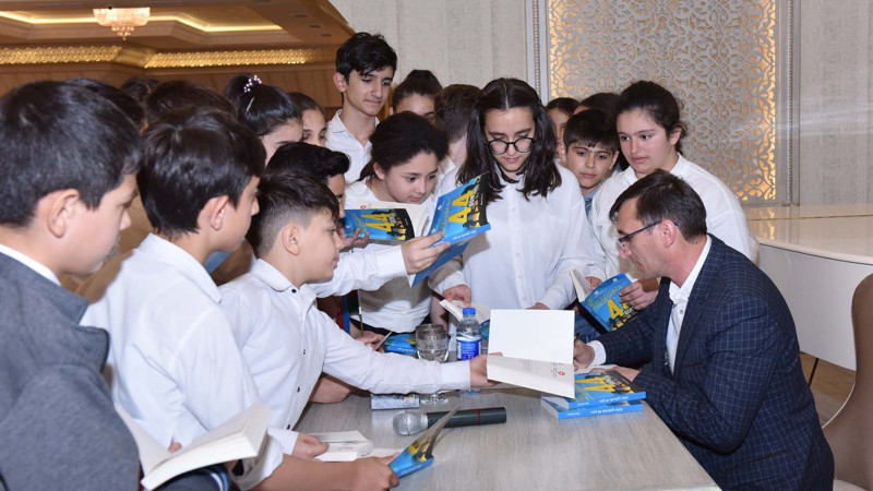 Əziz Sultanın Zəfər yolunda 44 gün adlı kitabının imza günü keçirilib