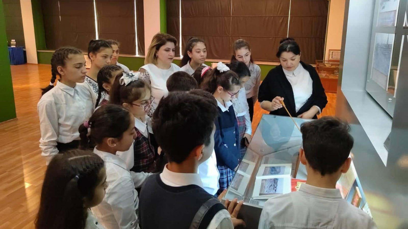“Rəsm” dərnəyinin şagirdləri Tarixi muzeyində ekskursiyada olub
