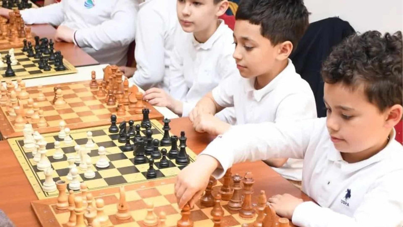Şagirdlərimiz və fəxri qonaqlar arasında şahmat seansı baş tutub