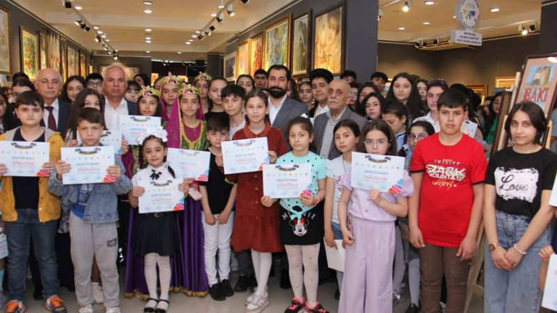 Kiçik rəssamlar qatıldıqları festivalda sertifkata layiq görülüb
