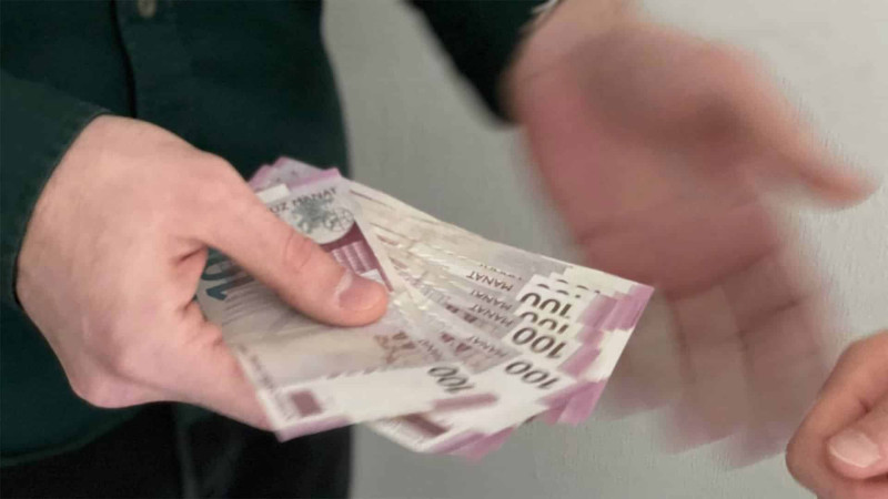 Bakı-Sumqayıt yolunda “100 manatlıq əsginaslar” səpələyən şəxs tutulub
