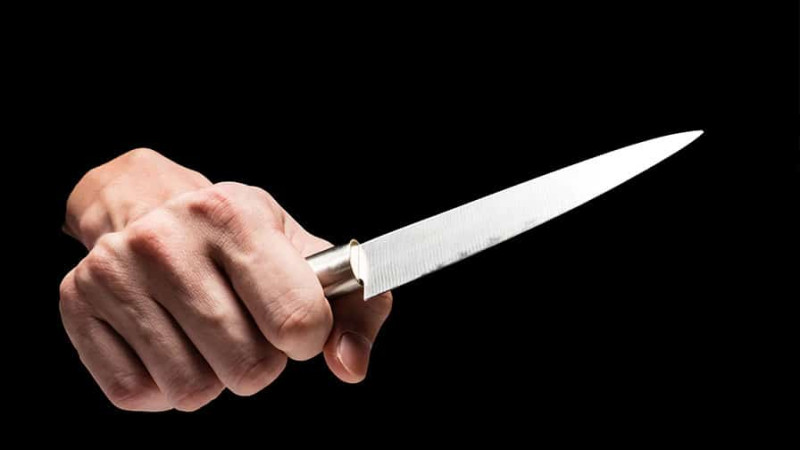 Orta yaşlı qadına 13 bıçaq zərbəsi vurulub