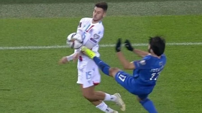 “Sumqayıt” futbol klubunun oyunçusundan “kunq-fu” sayağı zərbə
