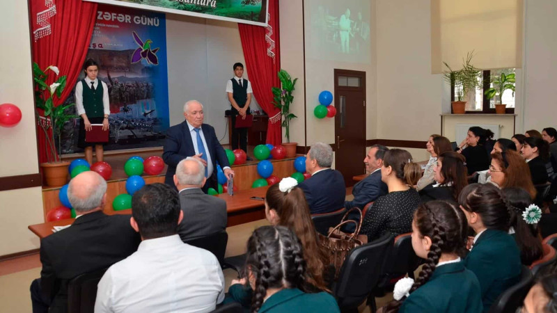 Şair Vahid Əzizin kitabı müzakirə olunub