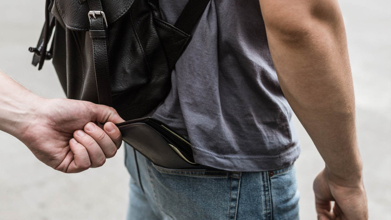 Şəhər sakinindən zor tətbiq edilərək cüzdanı alınıb