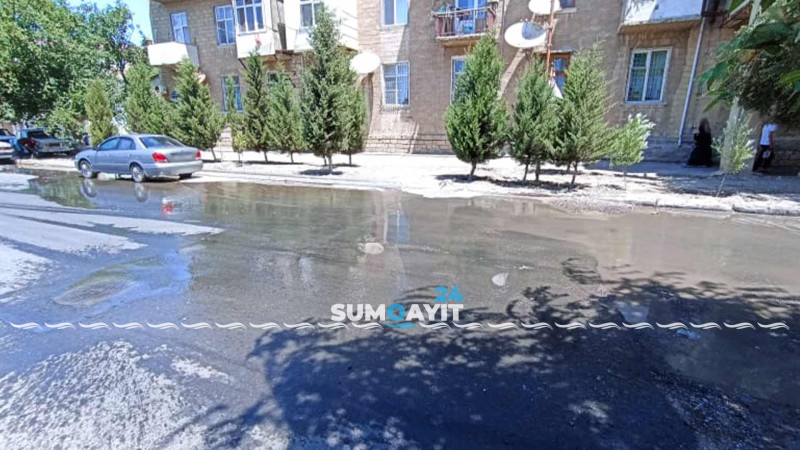 Rəhman Qəhrəmanov küçəsində eyni lük bir neçə dəfədir ki daşır