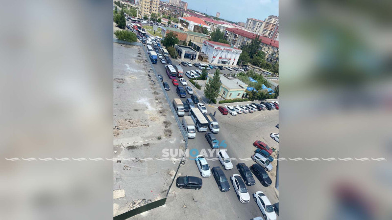 Avtovağzalın önündə tıxac yaranıb