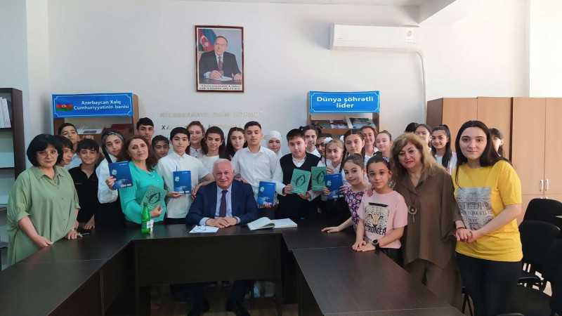Tanınmış şair 15 nömrəli məktəbin şagirdləri ilə görüşüb