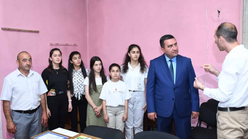 Müşfiq Məmmədli gənc rəssamlar ilə görüşüb