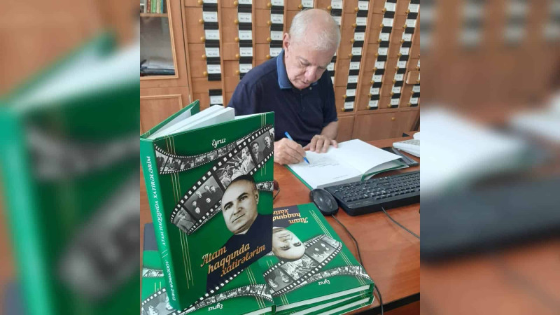 Əməkdar jurnalist Eyruz Məmmədov yeni kitabını kitabxanaya təqdim edib