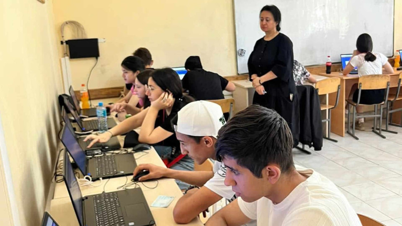 Sumqayıt: şagirdlər Rəqəmsal bacarıqlar layihəsi üzrə qəbul imtahanına qatılıb