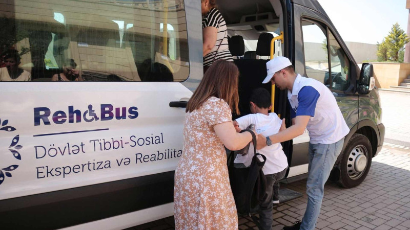 “Reabilitasiya avtobusu” əlilliyi olan uşaqları daşımağa davam edir
