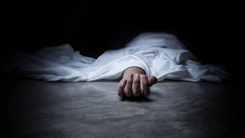 Yatan yerdə çəkiclə başından vurulan qadın vəfat edib